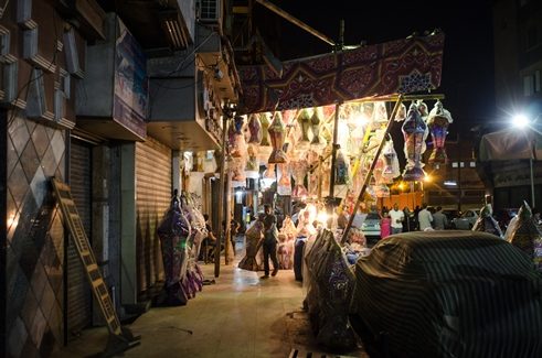 Die Geschichte der Fanus in Ägypten geht bis auf das 10. Jahrhundert n. Chr. zurück, in die Zeit der Fatimiden, als die Laternen dazu genutzt wurden Häuser und Straßen zu beleuchten. Mit der Zeit wurden sie zu einem gesellschaftlichen Brauch und einem Symbol, das immer mehr mit dem Monat Ramadan in Verbindung gebracht wurde. 