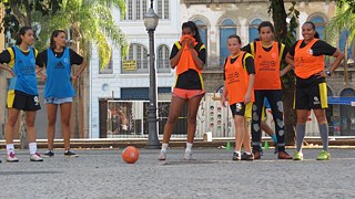 Crianças jogam futebol social promovido pela Street Football World