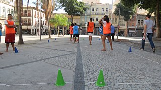 Crianças jogam futebol social promovido pela Street Football World