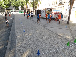 Crianças jogam futebol social promovido pela Street Football World