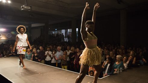 « Voguing »-danseuses et danseurs. Le « voguing » est un style de danse qui se rencontre dans les boîtes de nuit berlinoises <em>queer</em>