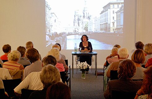 人潮洶湧：作家莉娜．戈列利克（Lena Gorelik）在弗倫斯堡市立圖書館朗讀。 
