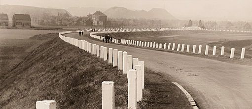 Schwarz-weiss-Foto einer Landstrasse