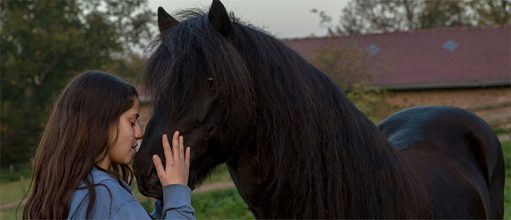 Junge Frau mit einem Pferd