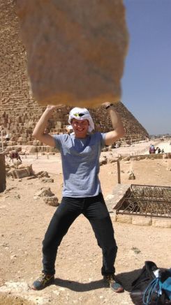 Lockeres Gewichtheben vor den Pyramiden