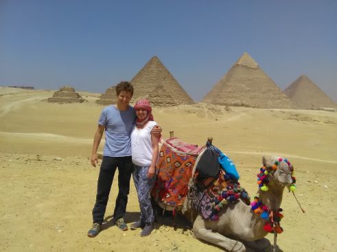Vor den Pyramiden mit Andrea
