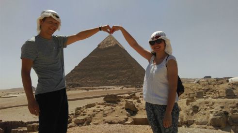 Vor den Pyramiden mit Andrea