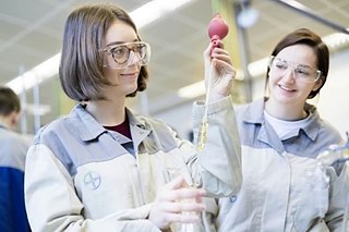 Élève dans un laboratoire avec lunettes de protection