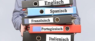 A knowledge of other foreign languages facilitates German learning. 
