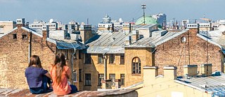 Jugendliche blicken vom Dach aus über eine Stadt. © Foto: Ant Rozetsky © unsplash Über das Projekt Freiraum