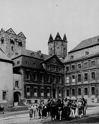 Wolfgang Jooss and the Folkwang Dancetheatre in front of Folkwang about the year 1952