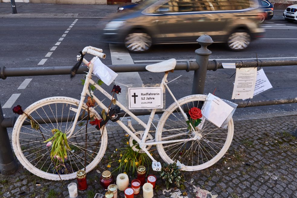 Una “bici fantasma”, interamente dipinta di bianco, ricorda  “bici fantasma” (in inglese “ghost bike”), interamente dipinta di bianco, ricorda un ciclista che ha perso la vita in un incidente stradale.