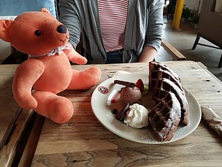 Schokowaffeln mit Maan-Teddybär der wird wieder eingesammelt wenn die ganze Bestellung an den Tisch gebracht wurde