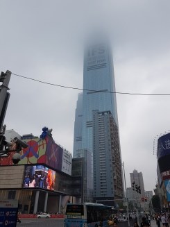 Neuer Wolkenkratzer, daneben die neue Mall