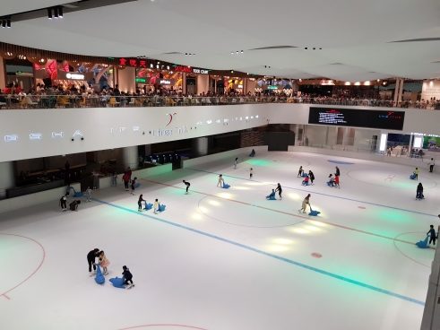 Schlittschuhlaufen als Ablenkung im Shoppingcenter 