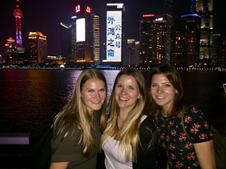 Vorfreude auf eine lange Nacht in Shanghai: Carina, Hanna und ich (v.r.n.l.)
