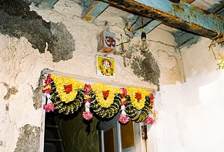 Hauseingang einer Hindu-Koli-Familie mit dem Elefantengott Ganpati und dem „Om“- Zeichen über der Schwelle.
