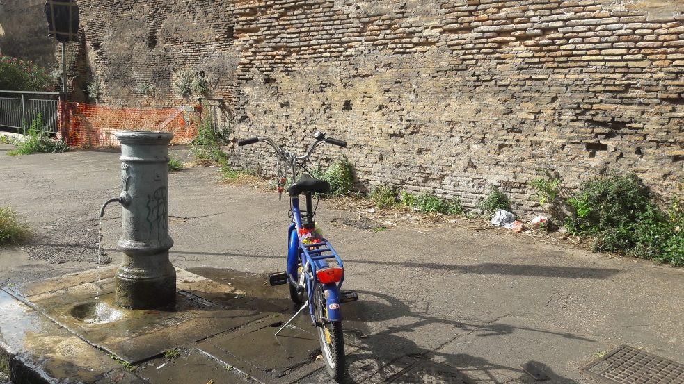 Le fontanelle lungo l’antica cinta muraria di Roma invitano a una pausa rinfrescante nel tragitto verso il Goethe-Institut.