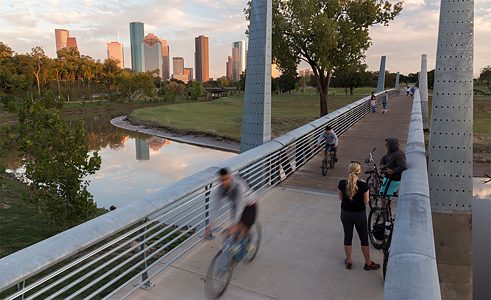 Buffalo Bayou park USA-s Houstonis on tõeline linnaoaas: 64 hektari suurune roheala koos rohkem kui 14 000 puuga on ühtlasi ka oluline urbanistlik kaitsekanal tõusuvee eest.