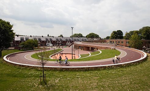 Sild, põhikool ja avalik park: seda pakub ligi 100 meetri pikkuse Dafne Schippersi silla areaal Hollandis Utrechtis.