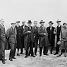 包浩斯大師團體照1926年在德紹：從左向右：約瑟夫·阿爾伯斯（Josef Albers）， 賀內克·雪伯（Hinnerk Scheper）， 蓋沃·穆赫（Georg Muche）， 莫霍力-納吉（László Moholy-Nagy），賀伯特·拜耳（ Herbert Bayer），優思特·施密特（Joost Schmidt），沃爾特·格羅皮烏斯（Walter Gropius），馬塞爾·布勞耶（Marcel Breuer），瓦西里·康丁斯基（Wassily Kandinsky），保羅·克利（ Paul Klee），利奧尼·費寧格（ Lyonel Feininger），婫塔·許託茲 (Gunta Stölzl），奧斯卡·許雷默爾（Oskar Schlemmer）。 