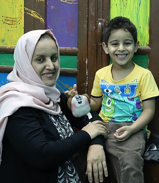 Fatima el-Mutahar mit ihrem Sohn 