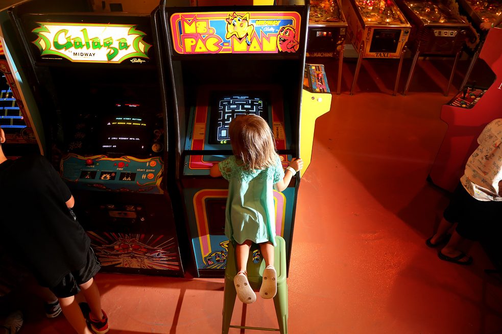 La toute première héroïne de jeu vidéo fut Ms. Pac-Man : une fillette devant une borne de jeu Ms. Pac-Man