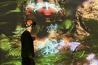 Un visitante de la obra de realidad virtual THE UNFRAMED WORLD, comisariada por Tina Sauerländer, de “peer to space”, en la House of Electronic Arts de Basilea, Suiza, 2017.