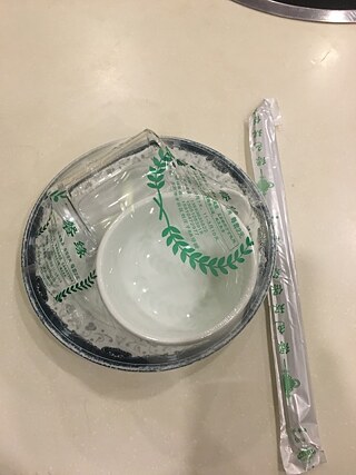 Das Geschirr im Restaurant ist in Plastik eingepackt