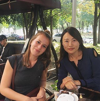 Xiaoling (rechts) und ich (links) bei einer Kaffeepause auf dem naheliegenden Unigelände © © Andrea Jung Xiaoling