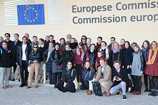 Il gruppo degli ex-studenti PASCH di fronte alla Commissione Europea