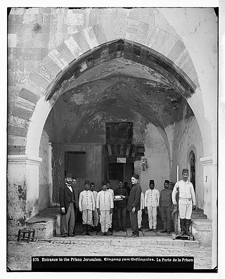 Türkische Soldaten vor dem Torbogen eines Gefängnisses, Palästina, 18891914
