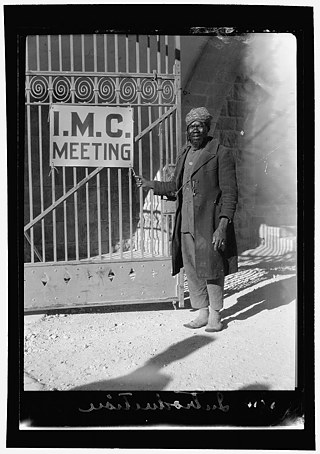 Schwarzweißfoto eines Manns am Eingang des International Missionary Council in Palästina, 1928