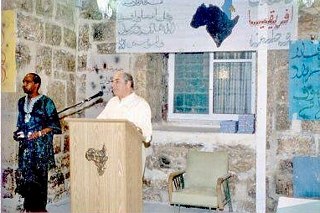 Yasser Qous (links) und Faisal al-Husseini, ehemaliger PLO-Vertreter in Jerusalem, an einem Rednerpult bei der Eröffnung des afrikanischen Gemeindezentrums in Jerusalem, 1996