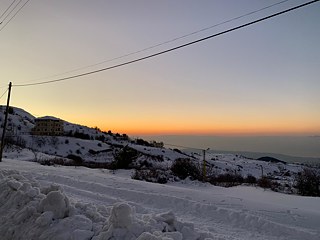 Sonnenuntergang in den verschneiten Bergen