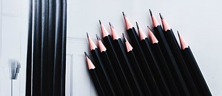 Schräg liegende schwarze Bleistifte