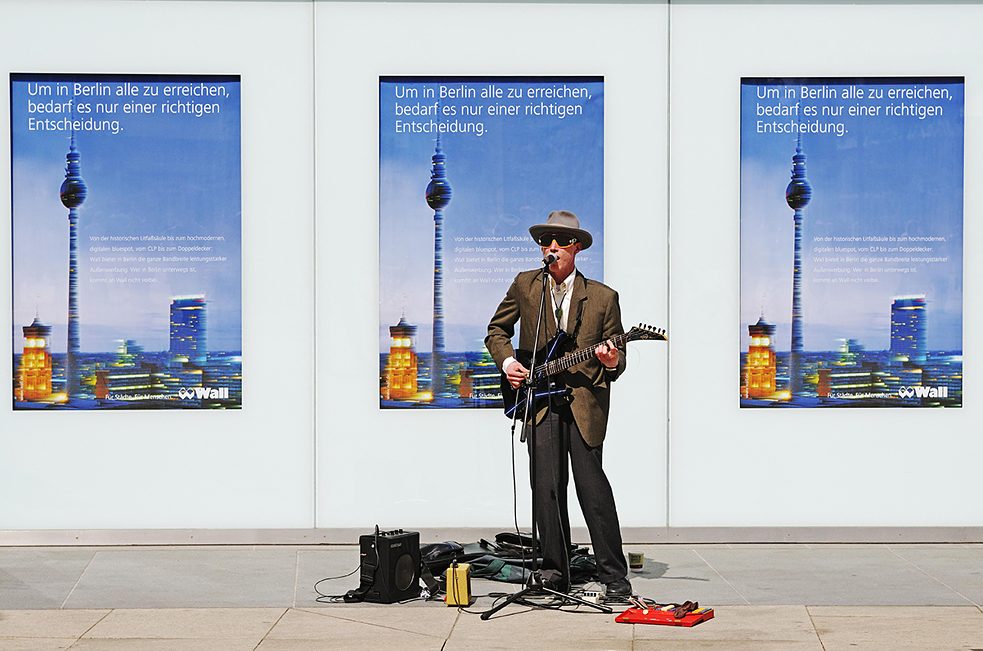 Un musicista di strada a Berlino