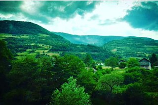 Eine unscharfe Aufnahme der grünen Berge von Travnik, Bosnien