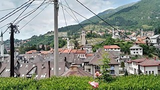Die Dächer der hügeligen Kleinstadt Travnik, Bosnien