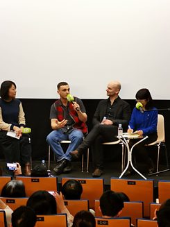 Franz Rogowski und Thomas Stuber beantworten die Fragen des Publikums beim Q&A nach einer Aufführung von "In den Gängen" bei Horizonte 2019 in Tokyo.