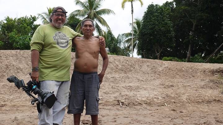 Fernando Valdivia, Direktor der Escuela de Cinema Amazónico, mit Pansitinma, der als 12jähriger Protagonist eines Buches und Filmdarsteller war und heute indigener Filmemacher ist. Gemeinschaft Nuevo San Martín. Foto Alex Giraldo.