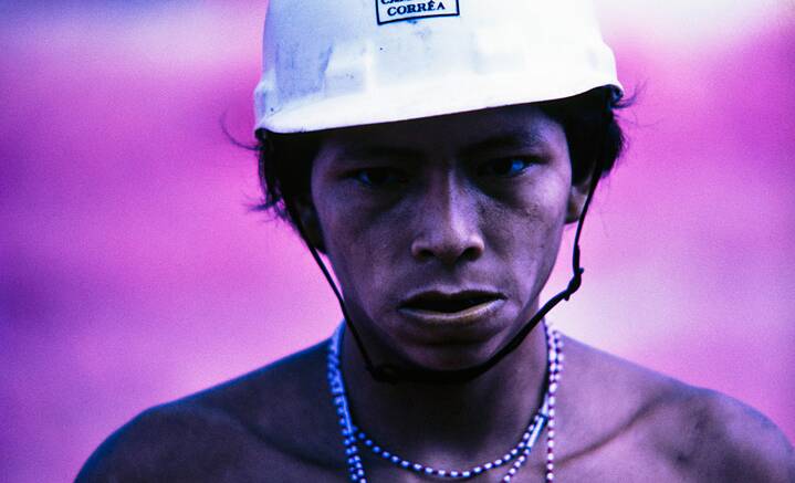 „Yanomami in vorderster Linie der Arbeiten an der Überlandstraße Perimetral Norte, Roraima“ aus der Serie „Consequências do Contato“ (Auswirkungen des Kontakts). Claudia Andujar, 1975. Mit freundlicher Genehmigung: Galeria Vermelho.