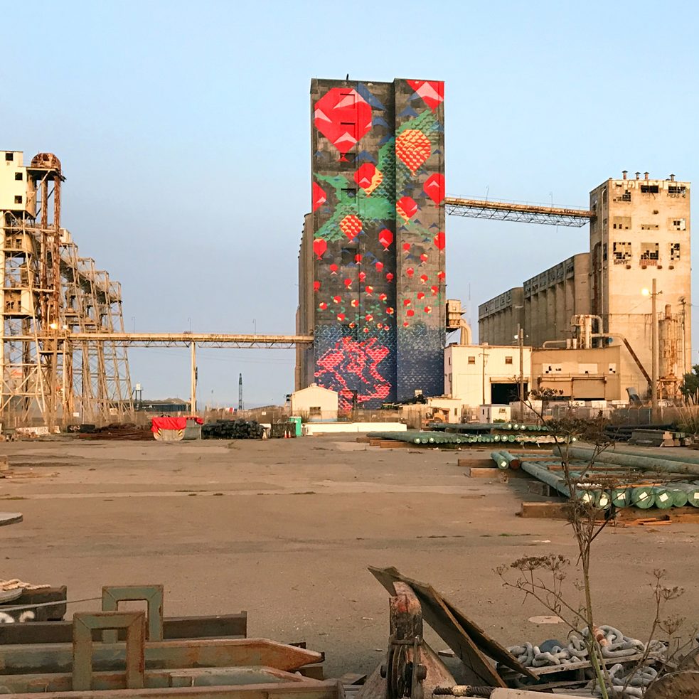 Haddad | Drugan ont réalisé la murale lumineuse de 187 pieds « Bayview Rise » sur l'élévateur à grains et les silos du quai 92.