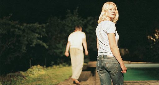 LennieBurmeister  liegt im Bett im film Bungalow 2002 by Ulrich Köhler