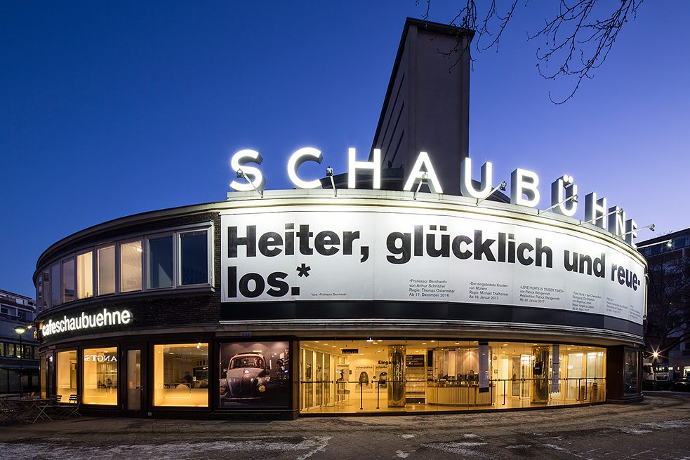 Desde 1981 la Schaubühne se aloja en un antiguo cine que es patrimonio de la nación, en el barrio berlinés de Wilmersdorf. 