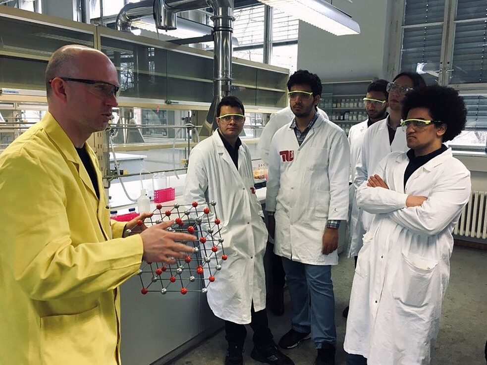 „Im Chemielabor "clever@tu-berlin" konnten wir selbstständig experimentieren! Was wir am Studienkolleg Ägypten gelernt haben konnten wir hier einbringen“.