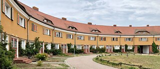 The Piesteritz housing estate with no cars and generous green spaces and gardens is still a model for urban development today.