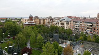 Sehen in Rumänien richtig toll aus: Parks. Hier in Kombi mit dem Blick über einen Teil von Craiova. Das gelbe Gebäude hinter dem Kirchturm ist Schule und Oper zugleich.
