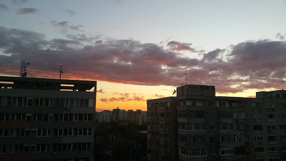 Sehr schön: der Sonnenuntergang von meinem Balkon aus betrachtet. Wie in Leipzig verschwindet die Sonne hier nicht hinterm Horizont, sondern hinterm Hochhaus. Dafür ist mein Balkon um einiges größer als in Leipzig.