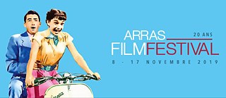 Bandeau contenant l’annonce du «  Arras Film Festival » sur fond bleu.